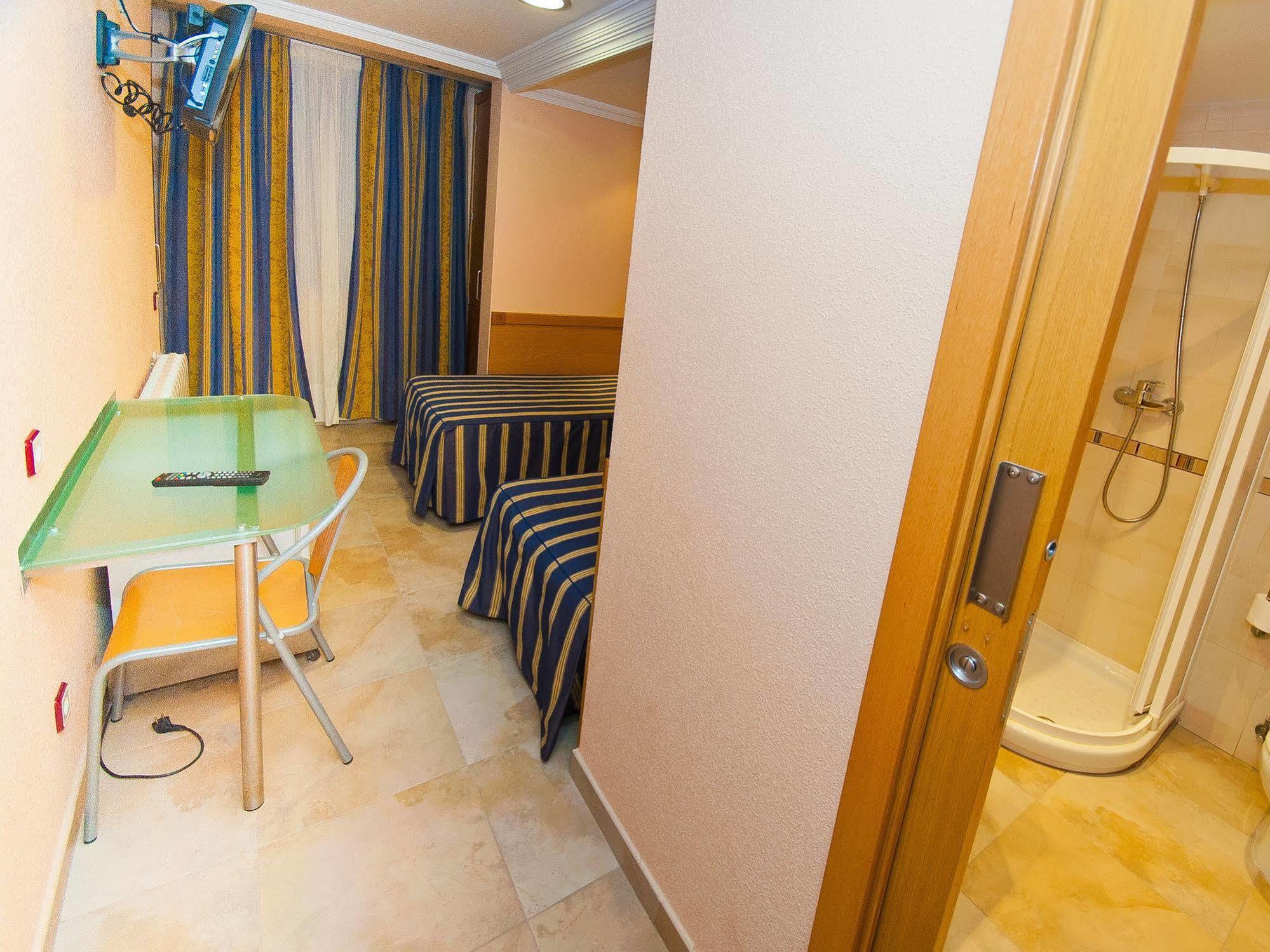 Hostal Viky Мадрид Екстериор снимка