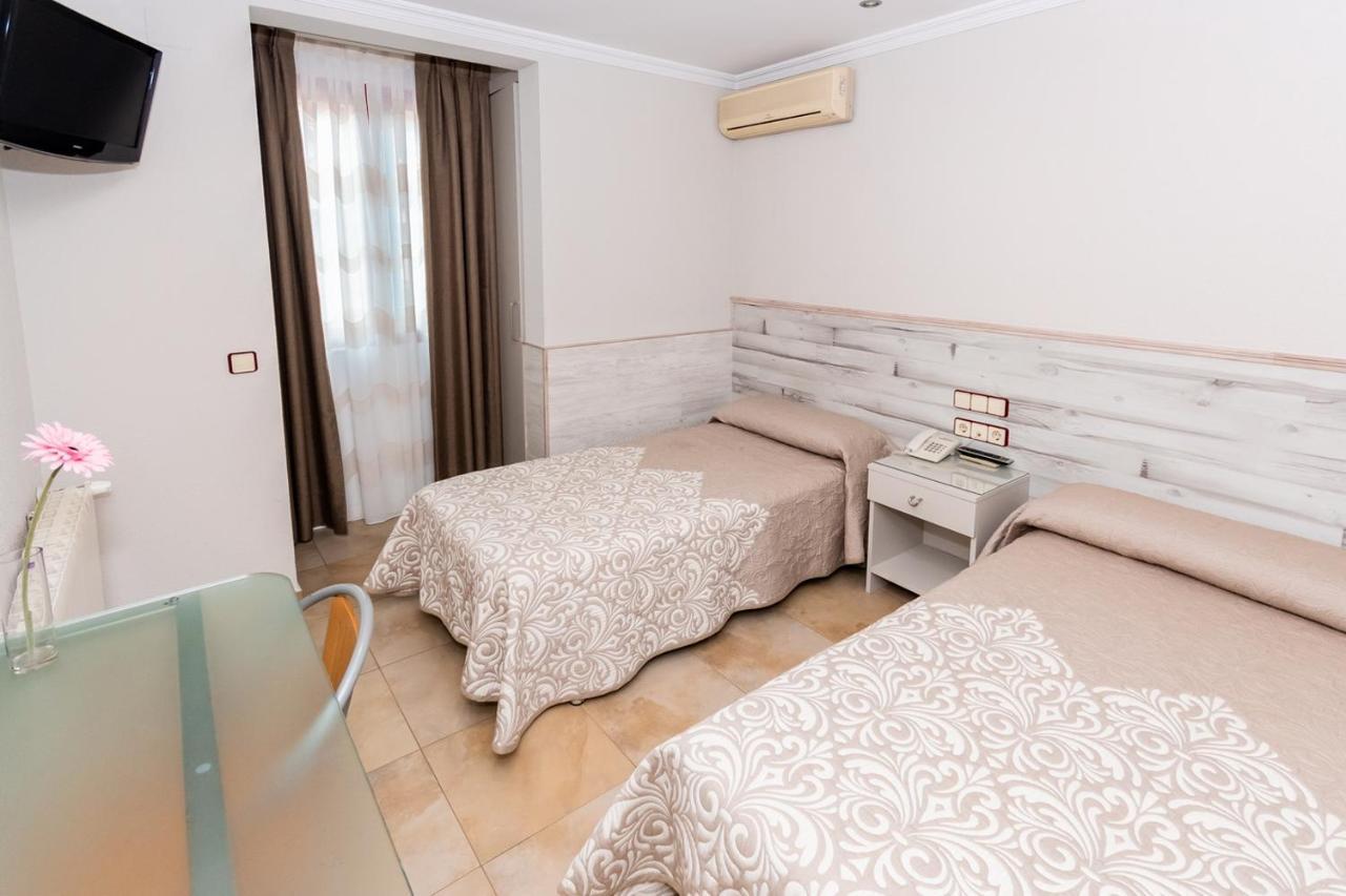 Hostal Viky Мадрид Екстериор снимка