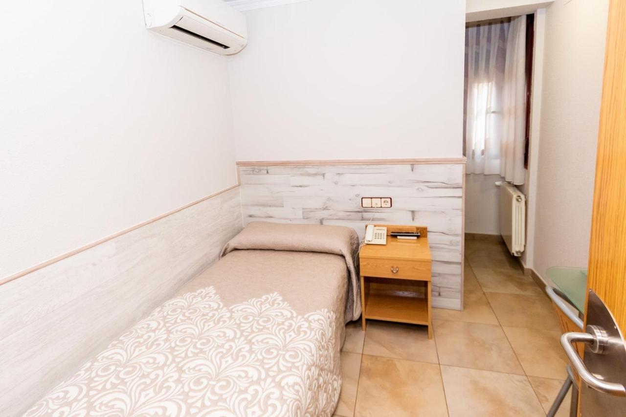 Hostal Viky Мадрид Екстериор снимка